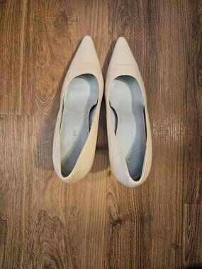 Etienne Aigner Beige Classic Leather Pumps Women Sz 8.5 M